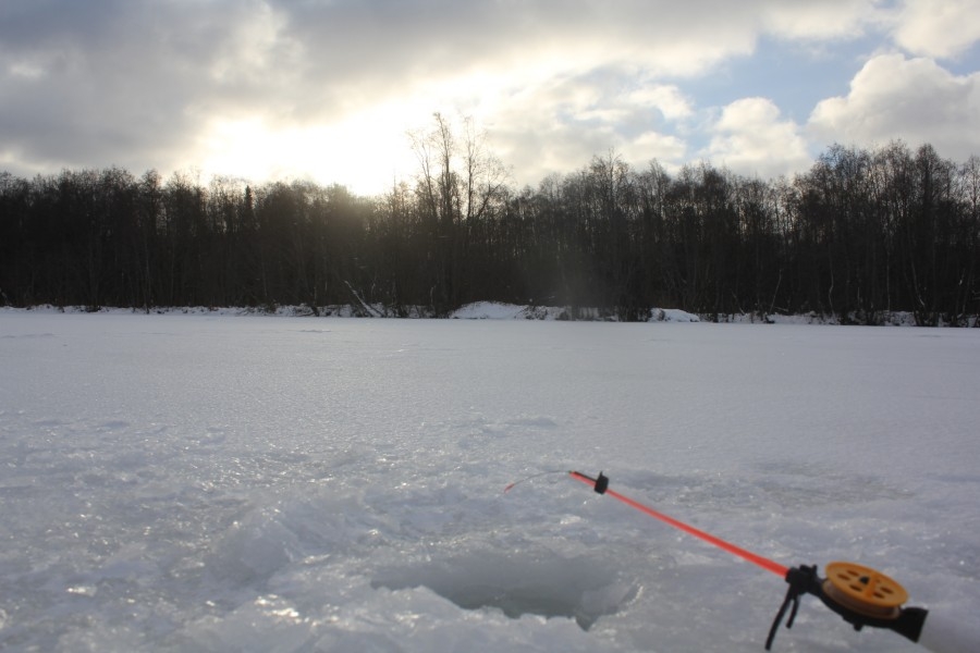 ночная рыбалка на льду видео